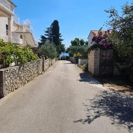 Old And Cute Renovated House 100m From The Sea Apartment Trogir