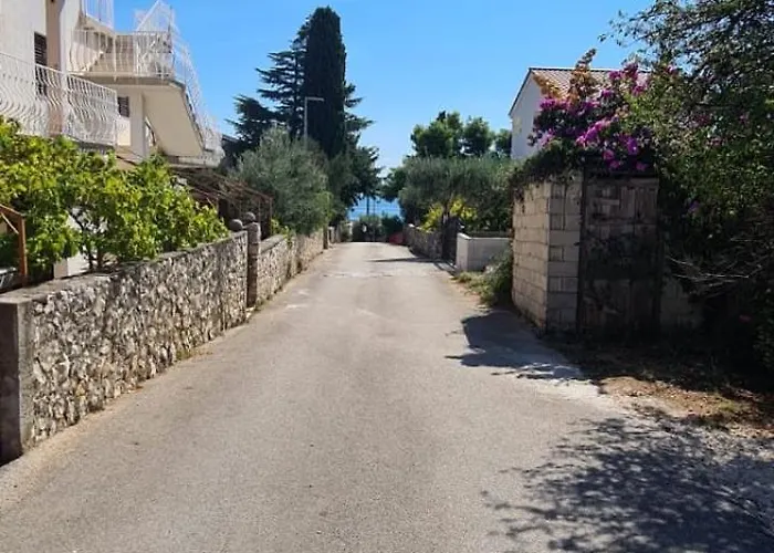 Old And Cute Renovated House 100m From The Sea Apartman Trogir