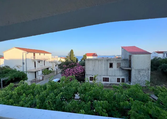 Old And Cute Renovated House 100m From The Sea