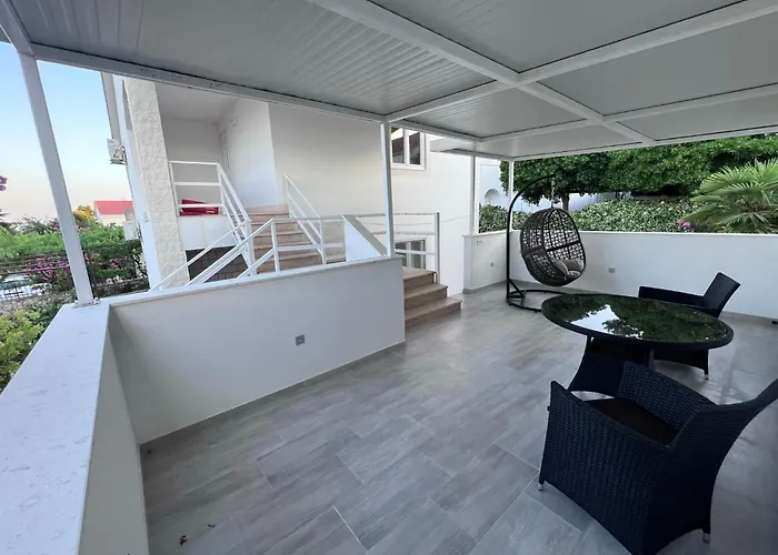 Old And Cute Renovated House 100m From The Sea Appartement Trogir