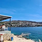 アパート Old And Cute Renovated House 100m From The Sea トロギール
