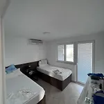 Old And Cute Renovated House 100m From The Sea * トロギール