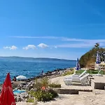 アパート Old And Cute Renovated House 100m From The Sea トロギール
