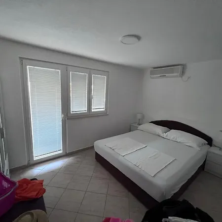 Old And Cute Renovated House 100m From The Sea アパート トロギール