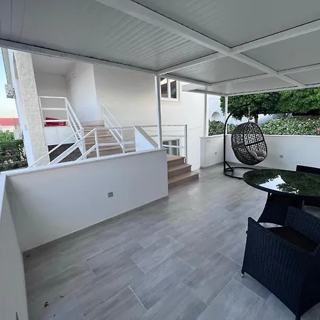 Old And Cute Renovated House 100m From The Sea アパート トロギール